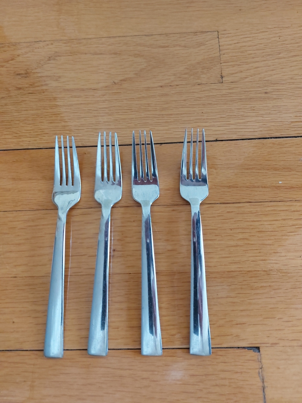 Oneida "Aero" Polished Stainless Steel Flatware Dinner Forks - Set of 4